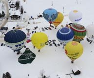 Let balónem v alpském údolí